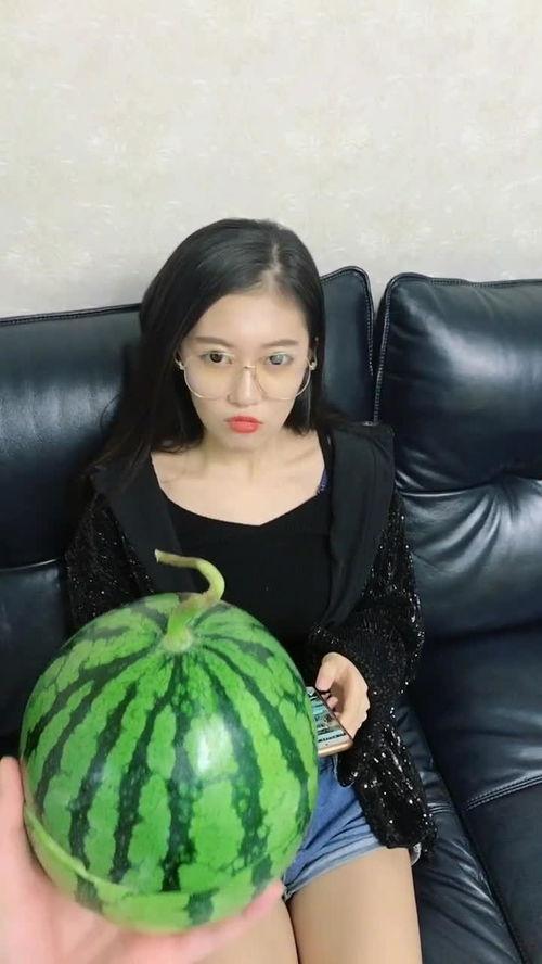 吃瓜打女人,暴力事件引发社会反思