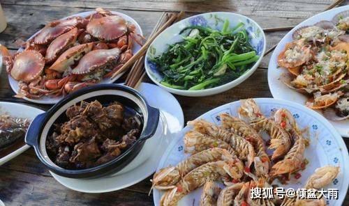 吃瓜大表姐吃小虾米,吃瓜大表姐与小虾米的美食之旅