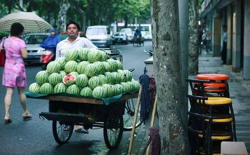 路边吃瓜温馨瞬间,温情瞬间定格