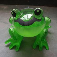 青蛙玩偶路边吃瓜,萌态可掬引围观